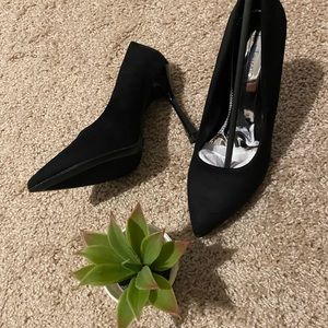 New With Out Tag HOT TAMALE Black Suede Heel Size 6.5